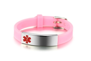 Detail eines rosa Silikon-Medizinarmbandes mit polierter Edelstahlplatte und Logo