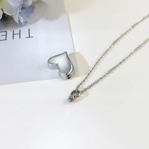 Detail der Herz-Ascheanhänger mit Schraubverschluss und Kette aus Edelstahl für Damen