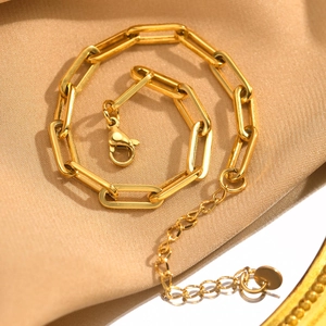 Detail of 18K gold paperclip chain bracelet with lobster clasp and adjustable link