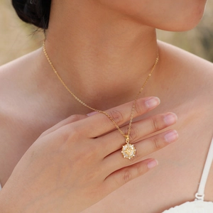 18K vergoldete Muschel-Sonnen-Halskette mit Zirkonia-Akzenten an einem eleganten Model