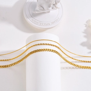 Détails de l'ensemble de colliers en acier doré avec mailles serpent, corde et cubaine