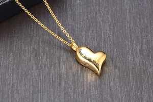 Makroaufnahme Gold Herz Urnenanhänger mit Forever In My Heart Gravur für Damen
