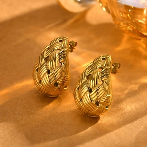 Boucles d'oreilles goutte dorées avec texture métallique tressée pour femme style chic