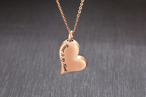 Makroaufnahme von Herzanhänger in Roségold mit Forever In My Heart Gravur für Damen