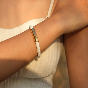 Bracelet tressé en cuir blanc pour femme avec un fermoir élégant en métal doré chic