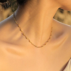Collana con delfino dorato per donna con elegante catena a grani e finitura lucida 18K