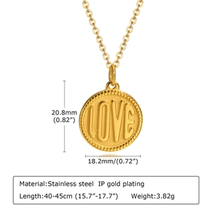 Makroansicht des goldenen LOVE-Anhängers aus Edelstahl mit Maßen 20,8mm x 18,2mm