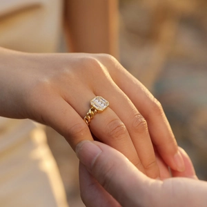 Elegant gold chain ring with rectangular zircon stone in an octagonal setting