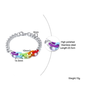 Detalle de la pulsera de acero y acrílico arcoíris con dimensiones 20,5 cm y peso de 15 g
