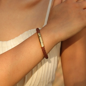 Bracelet tressé tendance en cuir marron pour femme avec fermoir en métal doré poli