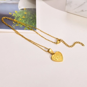 Goldene Edelstahlkette mit Herzanhänger, keltischem Knoten und polierter Oberfläche