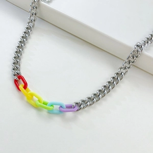 Detalle de cadena cubana plateada con anillos de acrílico coloridos estilo arcoíris