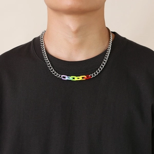 Collar minimalista de acero inoxidable con eslabones acrílicos arcoíris en un modelo hombre
