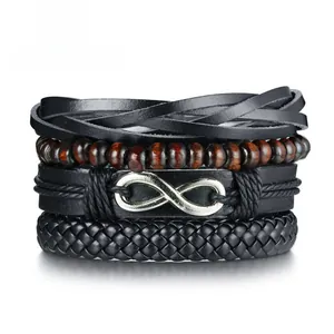 Gros plan du lot de bracelets infini avec bandes en cuir et perles de bois