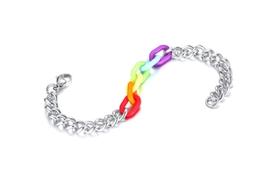 Detalle de pulsera de cadena metálica plateada con eslabones de acrílico arcoíris y cierre de mosquetón