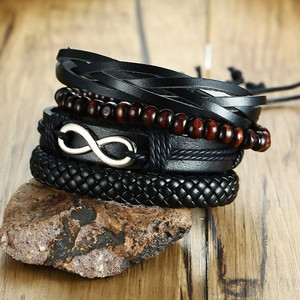 Détail de bracelet multicouche en cuir avec breloque infini et perles en bois sur pierre