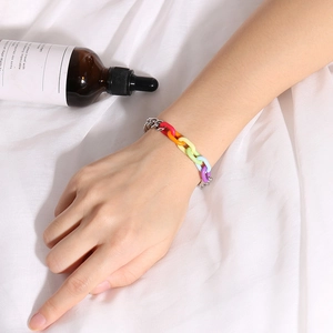 Primer plano de pulsera arcoíris de acero inoxidable y acrílico en la muñeca