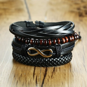 Détail macro d'un ensemble de bracelets multicouches en cuir pour homme avec symbole infini