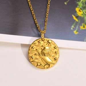 Nahaufnahme der Goldmünze mit Löwe-Sternzeichen-Relief an einer feinen Kette