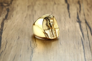 Detailed view of golden Egyptian Pharaoh ring featuring Tutankhamun style mask carving