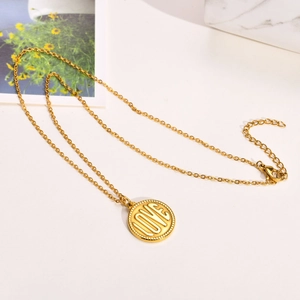 Detailansicht der goldenen Sonnen-Halskette mit LOVE-Gravur und feinem Perlenrand-Design