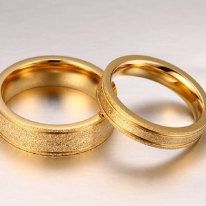 Bagues de couple dorées minimalistes avec bords polis et finition sablée élégante