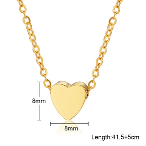 Vue macro du pendentif coeur doré 8mm sur un collier en acier inoxydable de 41,5cm