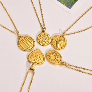 Set aus 5 goldenen Edelstahl-Halsketten mit Sonne, Herz und Zirkon-Anhängern