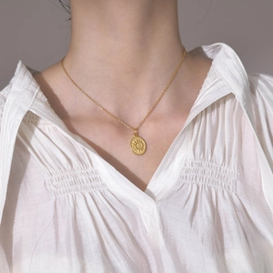 Goldene Halskette mit ovalem Medaillon und Sonnenstrahl-Gravur für Damen