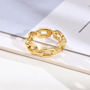Macro detail of high-polish gold chain-link ring with seamless interlocking oval design