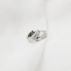 Détails de boucles d'oreilles huggies argentées avec deux rangées de zircons