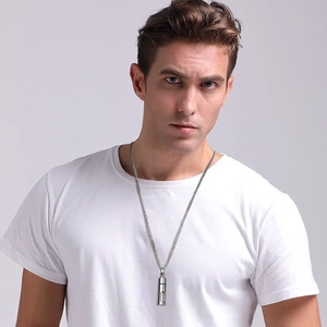 Collier pour homme avec pendentif bouteille de parfum cylindrique sur un mannequin
