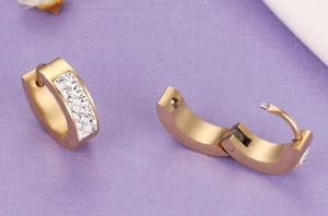 Détails de créoles dorées avec double rangée de strass et fermeture à charnière robuste