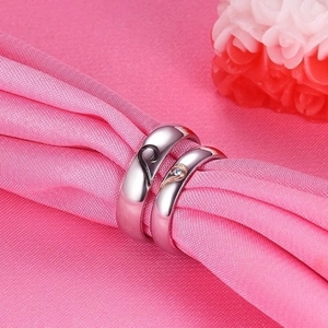 Bagues de couple en acier titane avec cœur noir et détails en zircone or rose