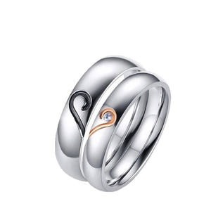 Bagues de couple assorties en noir et or rose formant un cœur avec un petit zircon