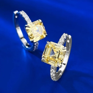 Détail de boucles d'oreilles en argent S925 avec pierre jaune taille Asscher