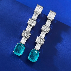 Détail des boucles d'oreilles en argent S925 avec pierres bleu néon et zircones
