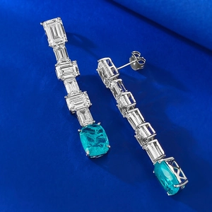 Détail de boucles d'oreilles en argent S925 avec zircons trapèzes et pierres bleues