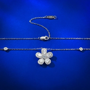 S925 Sterlingsilber Halskette mit fünfblättriger Blume und funkelnden Zirkonia-Steinen