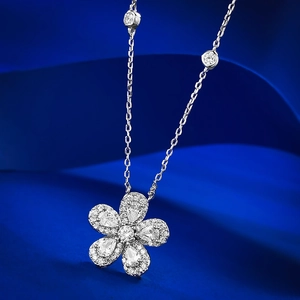 Elegante Halskette mit S925 Silber-Blütenanhänger und funkelnden weißen Edelsteinen