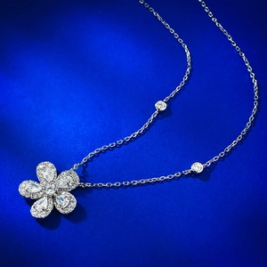 Elegante S925 Silber Fünf-Blatt-Blumenhalskette mit Zirkonia auf blauem Hintergrund