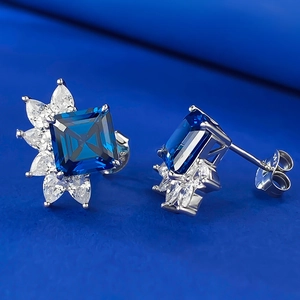 Gros plan de boucles d'oreilles en argent S925 avec saphir bleu et zircons de forme poire