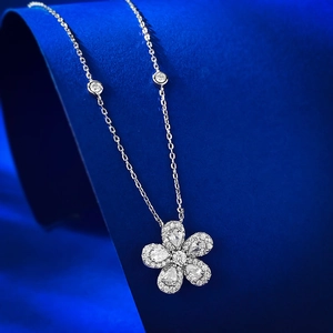 Exquisite S925 Silber Halskette mit fünfblättrigem Blumenanhänger und Kristallen auf blauem Samt
