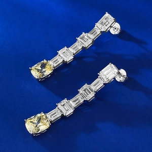 Détail du poinçon S925 sur des boucles d'oreilles de luxe avec pierres jaunes
