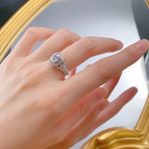 Bague élégante en argent S925 avec zircon carré halo et accents pavés étincelants