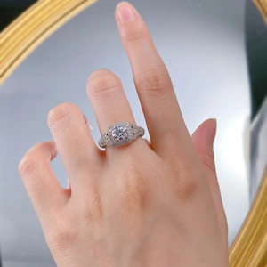 Détail de la bague en argent S925 avec diamant halo et bordure milgrain rétro