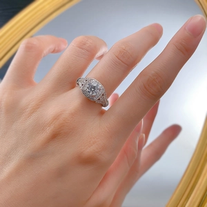 Détail de la bague en argent S925 avec anneau dentelle sculpté et sertissage halo brillant