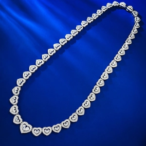 Luxueux collier coeur en argent S925 avec pavé de diamants sur satin bleu brillant