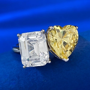 Dettaglio delle gemme a taglio smeraldo e cuore su anello doppio in argento S925