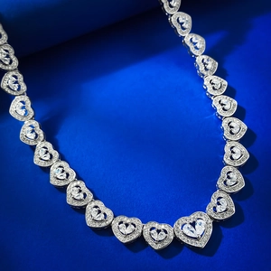 Détail du collier en forme de cœur argenté avec zircons cubiques en taille poire